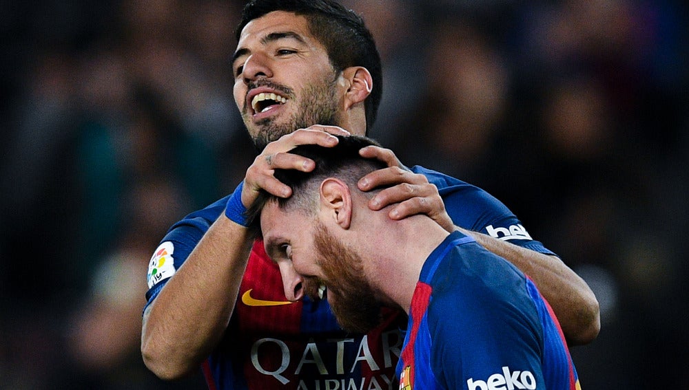 Leo Messi y Luis Suárez celebran un gol ante el Espanyol