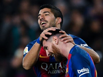 Leo Messi y Luis Suárez celebran un gol ante el Espanyol