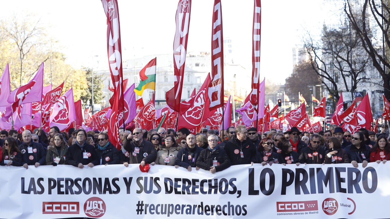 Más de 20.000 personas se manifiestan en Madrid para pedir al Gobierno que dialogue sin líneas rojas