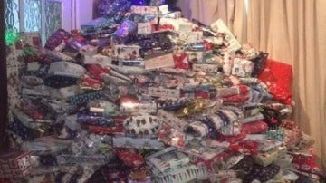 Árbol de Navidad desbordado con casi 300 regalos