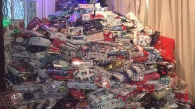 Fuertes críticas inundan la red contra una mujer por gastar 1.800 euros en los casi 300 regalos que 'invaden' su árbol de Navidad