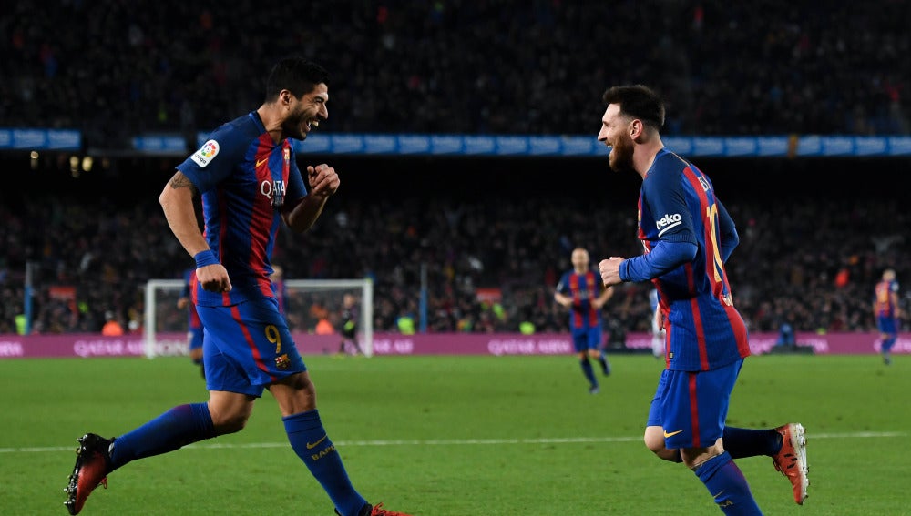 Messi y Luis Suárez celebran un gol ante el Espanyol