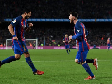 Messi y Luis Suárez celebran un gol ante el Espanyol