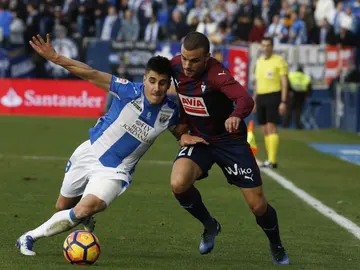 Unai Bustinza disputa ante Pedro León Unai Bustinza disputa ante Pedro León