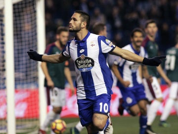 Andone celebra un gol con el Deportivo