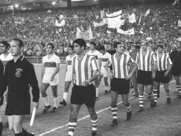 Uriarte sale al campo antes de un partido con el Athletic (segundo en la fila)