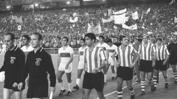 Uriarte sale al campo antes de un partido con el Athletic (segundo en la fila)