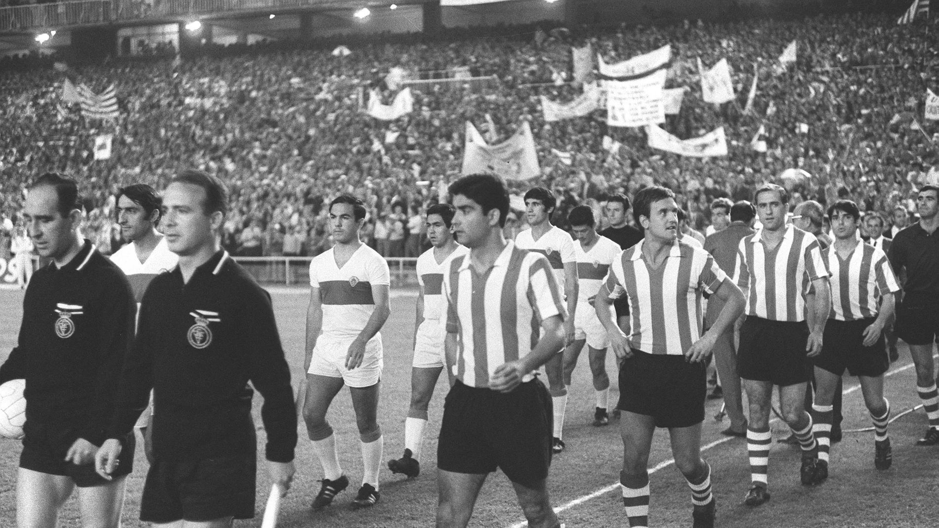 Uriarte sale al campo antes de un partido con el Athletic (segundo en la fila) Uriarte sale al campo antes de un partido con el Athletic (segundo en la fila)