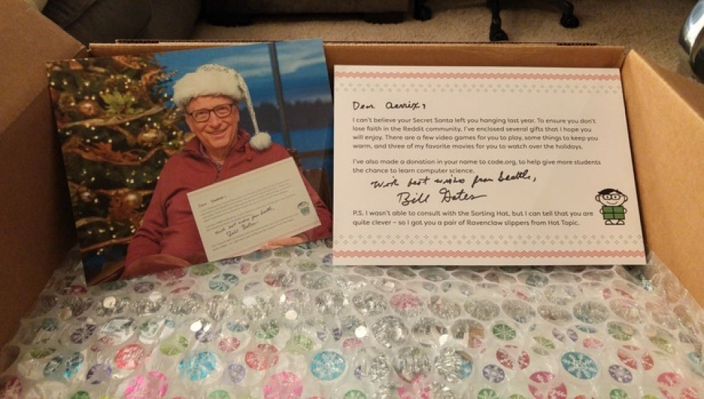 La carta de Bill Gates fue lo primero que vio al abrir la caja