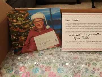 La carta de Bill Gates fue lo primero que vio al abrir la caja La carta de Bill Gates fue lo primero que vio al abrir la caja
