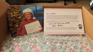 Una usuaria de Reddit descubre que Bill Gates es su amigo invisible al abrir una caja llena de regalos