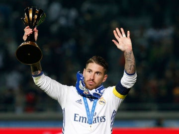 Sergio Ramos saluda a la afición con el trofeo del Mundialito