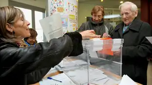 Un hombre deposita su papeleta en la urna de una de las mesas instaladas en un colegio electoral del barrio del eixample barcelonés Un hombre deposita su papeleta en la urna de una de las mesas instaladas en un colegio electoral del barrio del eixample barcelonés