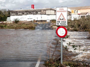 Vista de la crecida del nivel del agua en el rio Palancia a su paso por Sagunto