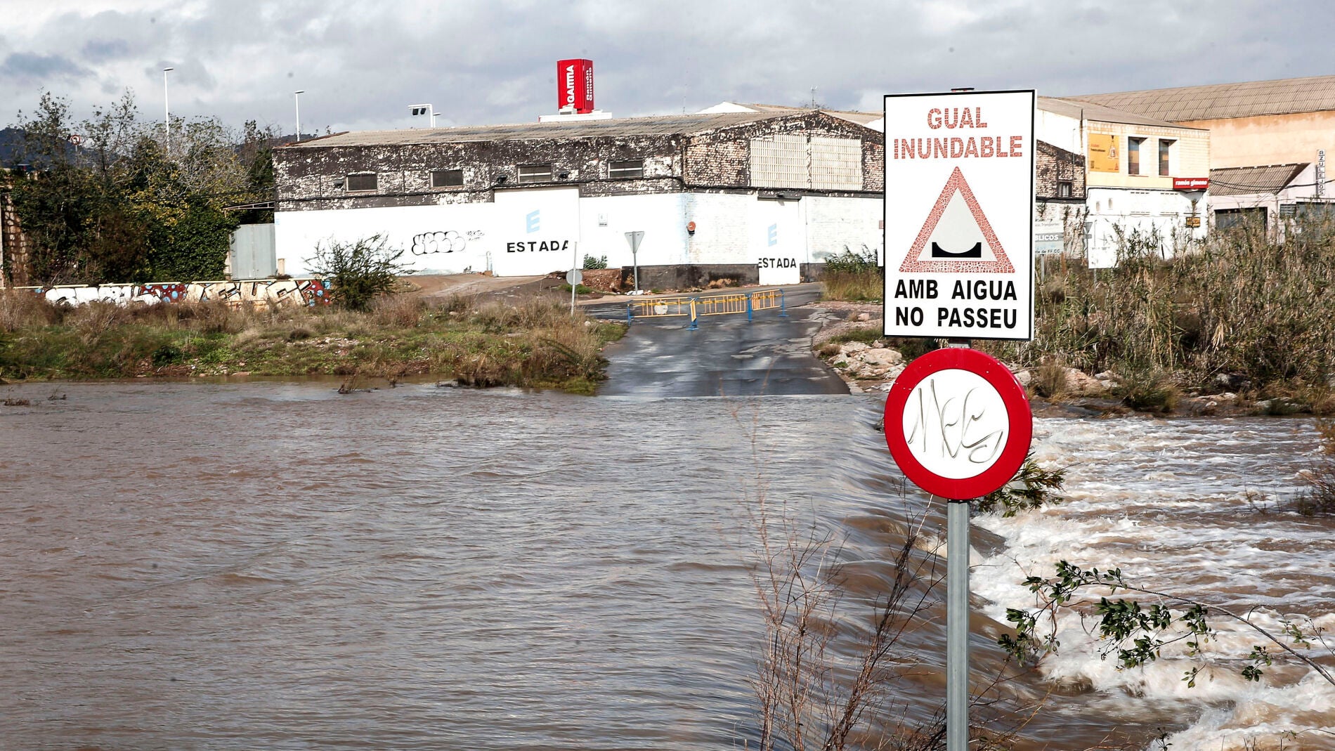 Vista de la crecida del nivel del agua en el rio Palancia a su paso por Sagunto