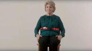 El 'sentador de madres', un cinturón diseñado para que las mujeres disfruten de las comidas de Navidad