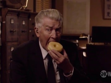 Frame 1.084748 de: David Lynch protagoniza el nuevo avance de 'Twin Peaks'