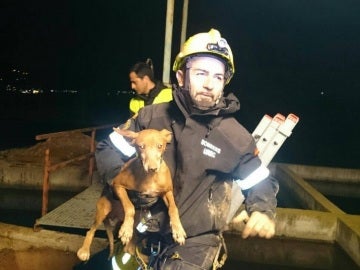 Uno de los bomberos que han participado en el rescate