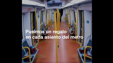 Así reaccionaron los usuarios del metro de Madrid al encontrarse con un regalo sorpresa en el asiento