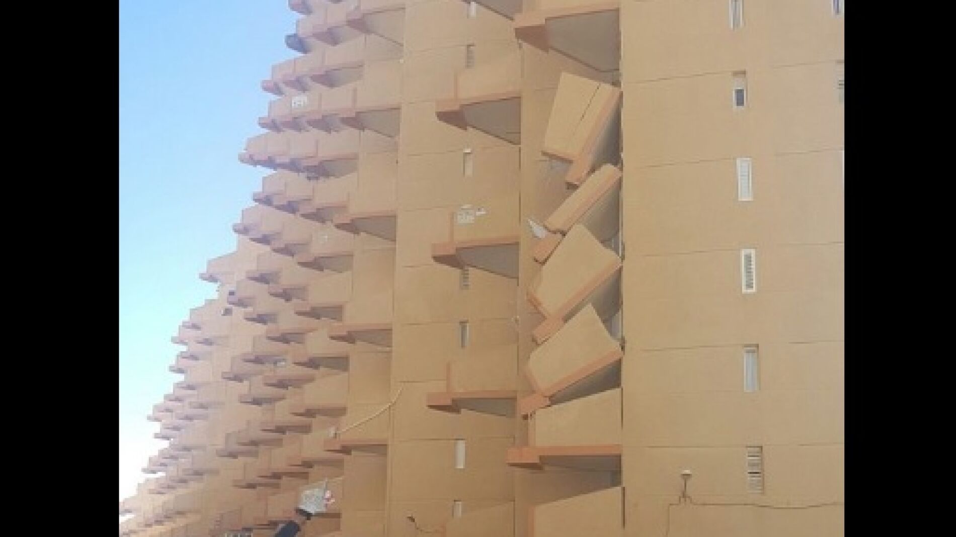 Derrumbe de balcones en un edificio de La Manga