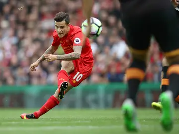 Coutinho lanza una falta con el Liverpool Coutinho lanza una falta con el Liverpool