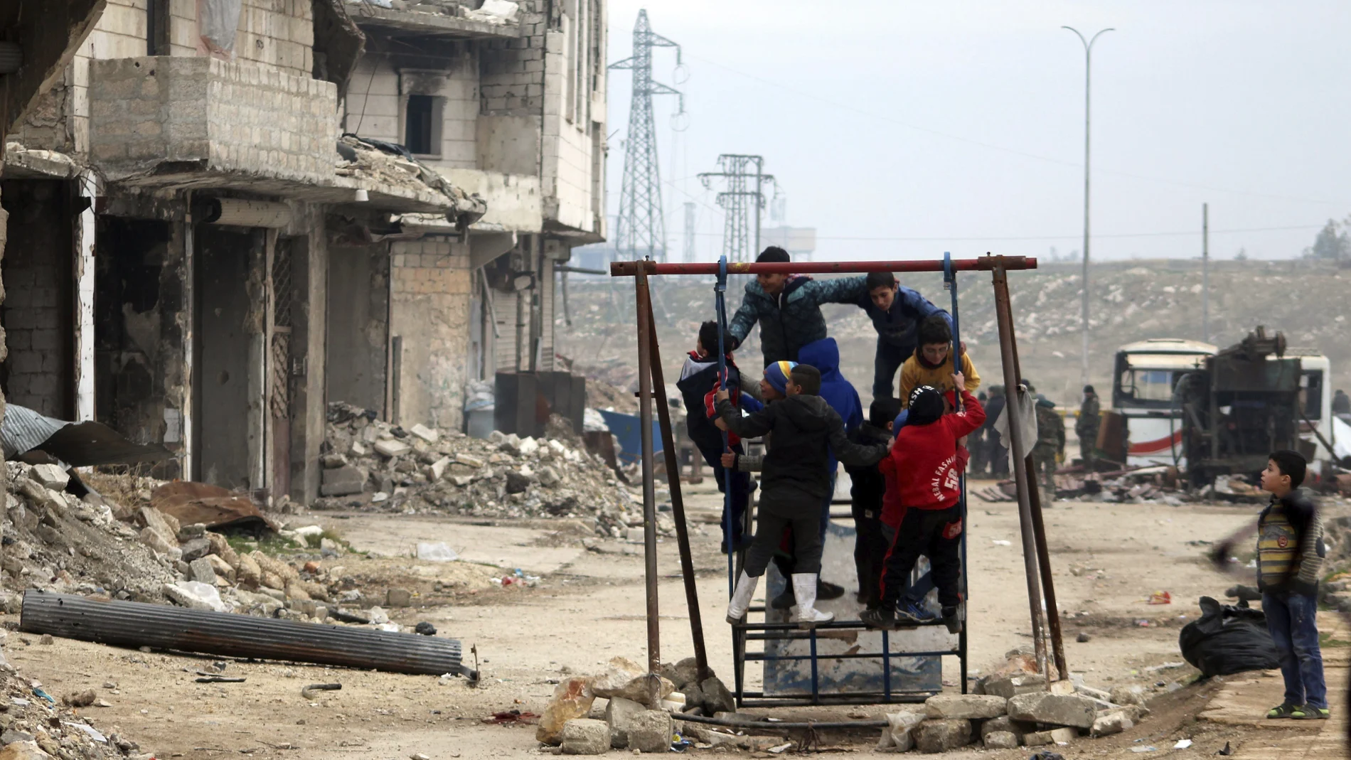 Niños sirios juegan entre las ruinas de una ciudad arrasada por la guerra Niños sirios juegan entre las ruinas de una ciudad arrasada por la guerra
