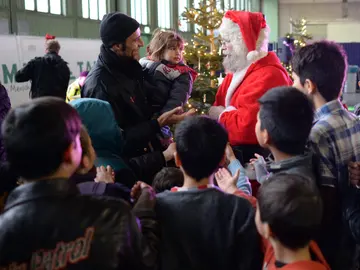 Niños refugiados con Santa Claus en Alemania Niños refugiados con Santa Claus en Alemania