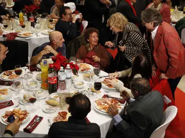 La alcaldesa de Madrid, Manuela Carmena (2ªd), y la vicealcaldesa Marta Higueras (d), felicitan la Navidad a las casi 200 personas sin hogar que acuden a la cena de Nochebuena organizada por Mensajeros de la Paz La alcaldesa de Madrid, Manuela Carmena (2ªd), y la vicealcaldesa Marta Higueras (d), felicitan la Navidad a las casi 200 personas sin hogar que acuden a la cena de Nochebuena organizada por Mensajeros de la Paz