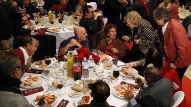 Manuela Carmena felicita la Navidad a 200 personas sin hogar: 