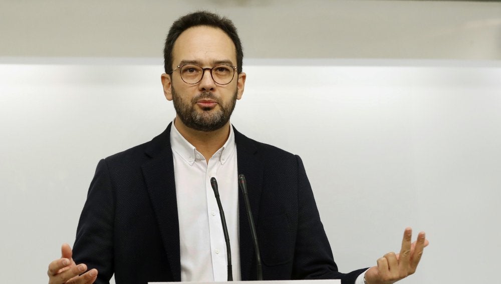 El portavoz del PSOE en el Congreso, Antonio Hernando, durante la rueda de prensa que ha ofrecido hoy en la sede del partido