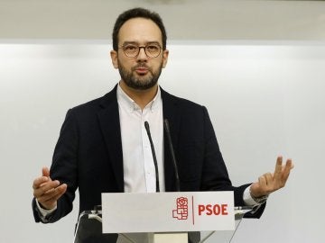 El portavoz del PSOE en el Congreso, Antonio Hernando, durante la rueda de prensa que ha ofrecido hoy en la sede del partido