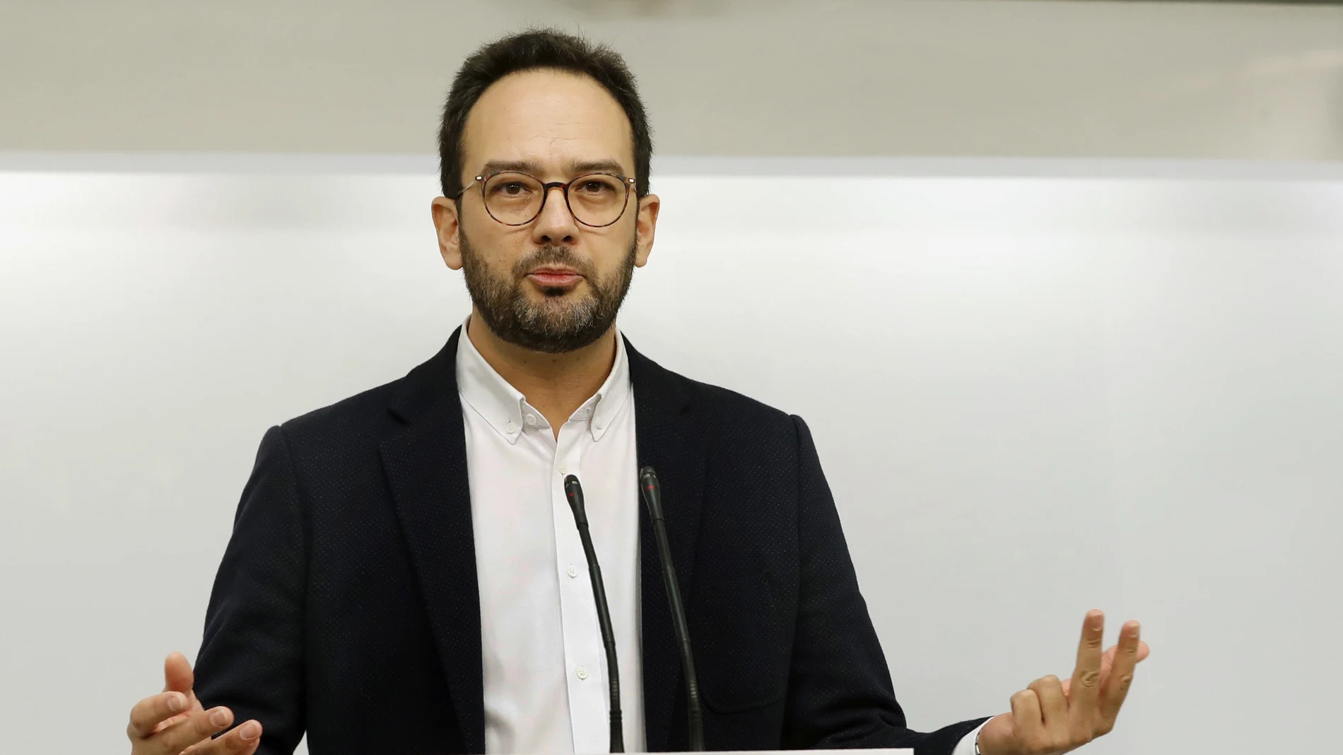 El portavoz del PSOE en el Congreso, Antonio Hernando, durante la rueda de prensa que ha ofrecido hoy en la sede del partido El portavoz del PSOE en el Congreso, Antonio Hernando, durante la rueda de prensa que ha ofrecido hoy en la sede del partido