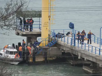 Varias personas trabajan en la recuperación de los cuerpos y los restos del avión militar ruso Tu-154 en Sochi Varias personas trabajan en la recuperación de los cuerpos y los restos del avión militar ruso Tu-154 en Sochi