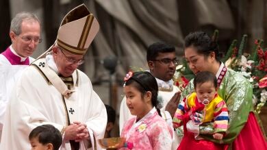 El Papa recuerda en misa del Gallo a los niños bajo las bombas y a los que en Navidad no tienen juguetes sino armas