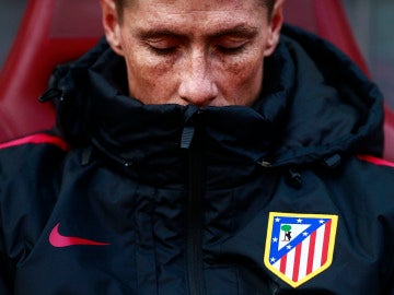 Fernando Torres, pensativo en el banquillo del Atlético de Madrid