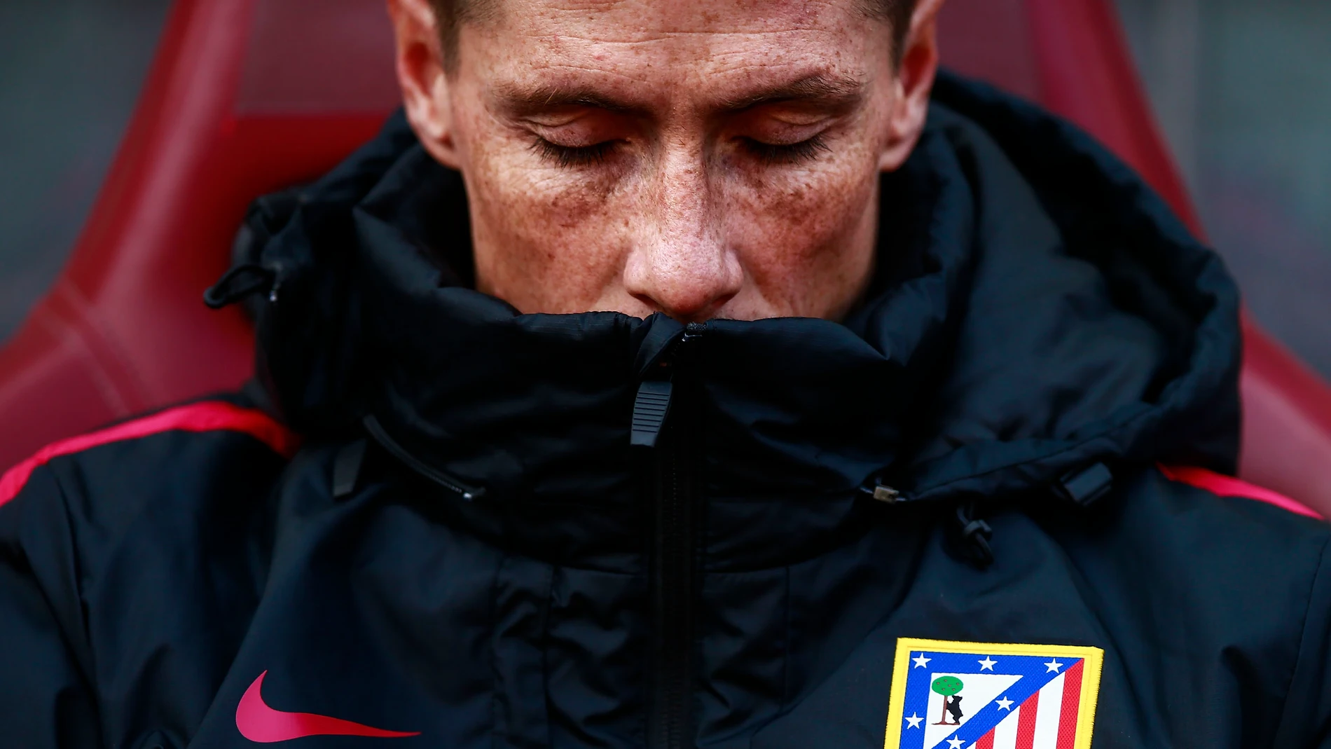 Fernando Torres, pensativo en el banquillo del Atlético de Madrid Fernando Torres, pensativo en el banquillo del Atlético de Madrid