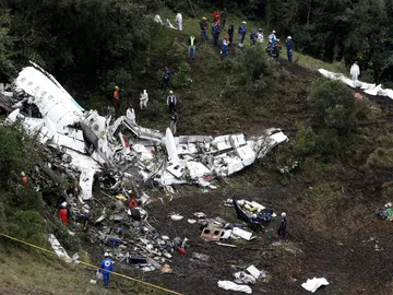 Restos del fuselaje del avión de Lamia en el lugar del accidente Restos del fuselaje del avión de Lamia en el lugar del accidente