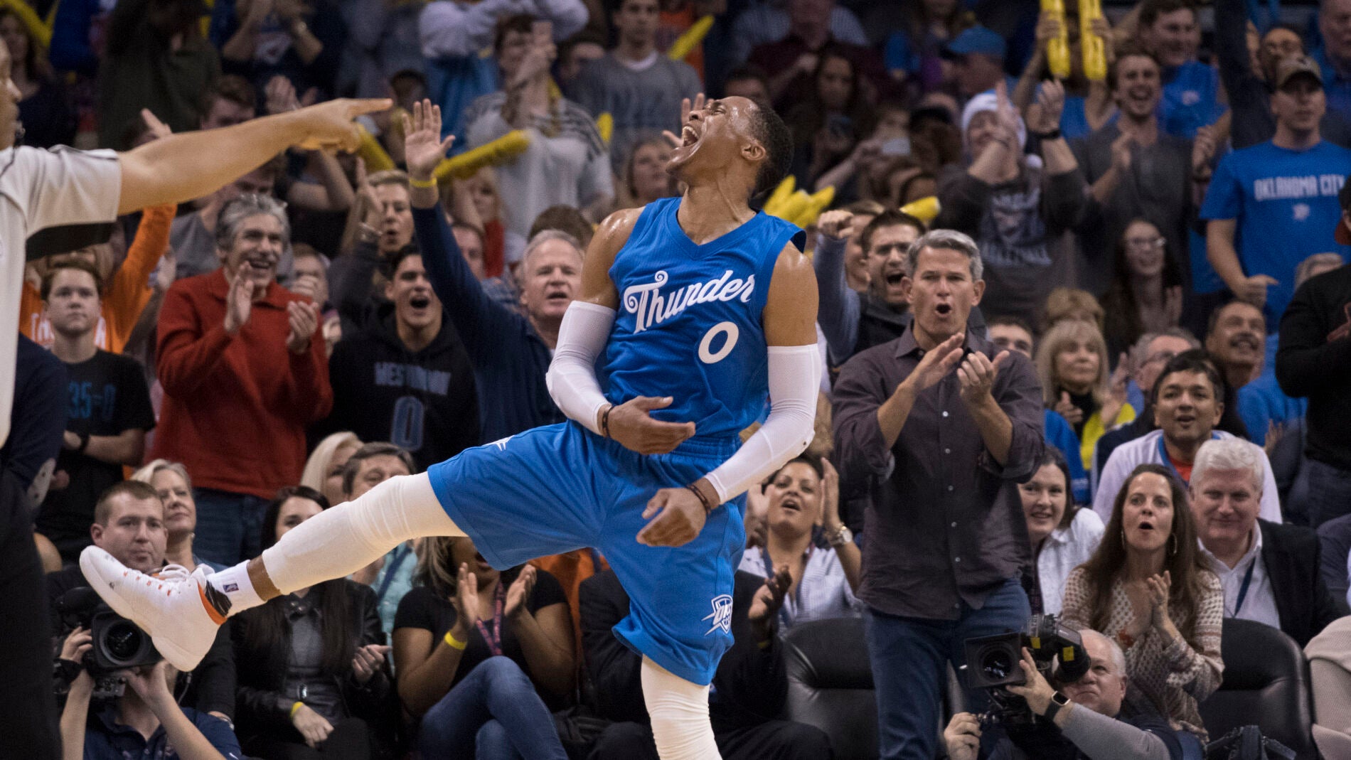 Russell Westbrook celebra una canasta contra los Timberwolves