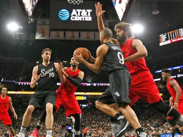 Tony Parker se dispone a pasar a Pau Gasol Tony Parker se dispone a pasar a Pau Gasol