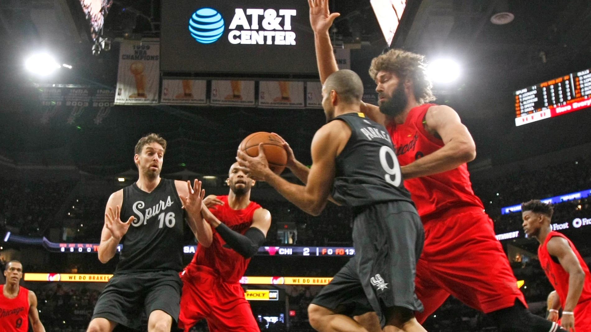 Tony Parker se dispone a pasar a Pau Gasol Tony Parker se dispone a pasar a Pau Gasol