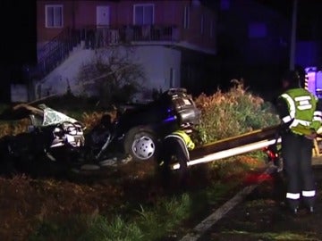 Frame 3.761424 de: Dos personas mueren en un accidente de tráfico en Monterrei (Ourense)