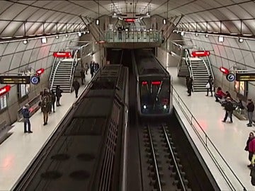 Frame 7.084883 de: Un grupo de personas agrede a dos vigilantes de seguridad de Metro Bilbao
