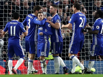 Hazard es felicitado por sus compañeros tras marcar un gol