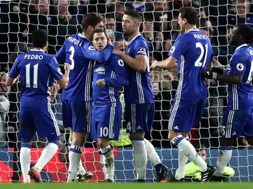 Hazard es felicitado por sus compañeros tras marcar un gol Hazard es felicitado por sus compañeros tras marcar un gol