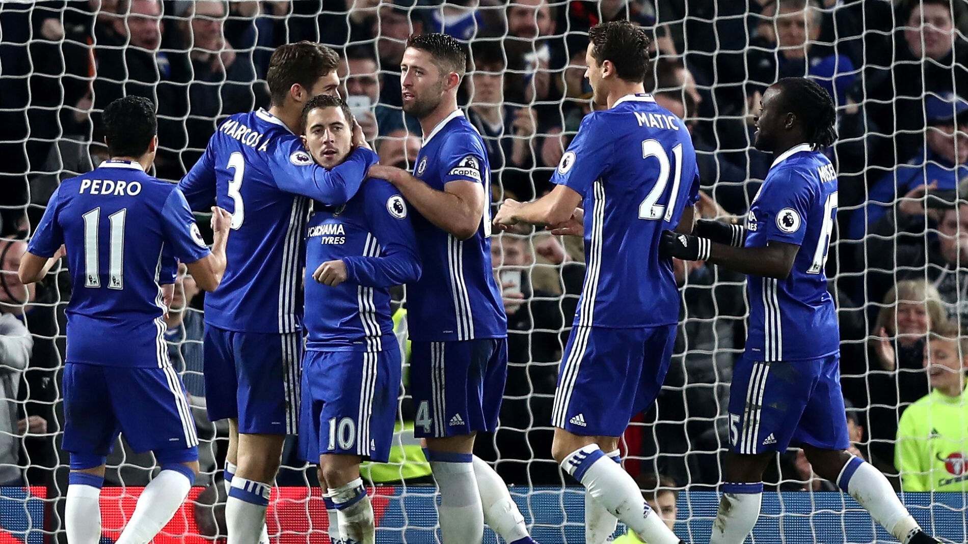 Hazard es felicitado por sus compa&ntilde;eros tras marcar un gol