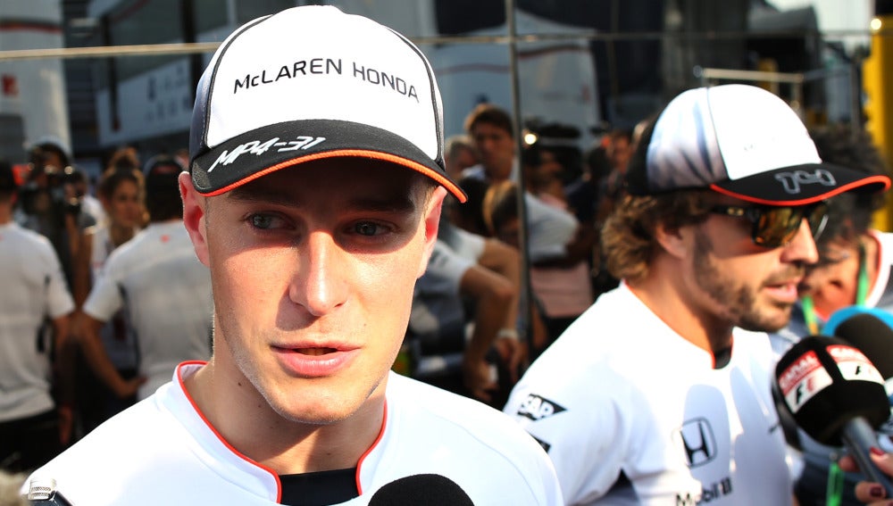 Stoffel Vandoorne realiza unas declaraciones junto a Fernando Alonso