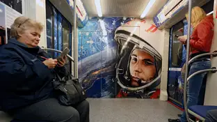 Imagen de archivo del metro de Moscú Imagen de archivo del metro de Moscú, decorado con un retrato del primer hombre en viajar al espacio exterior, el cosmonauta soviético Yuri Gagarin