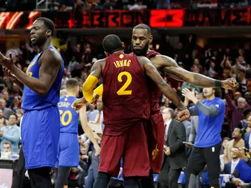 Kyrie Irving y LeBron James celebran la victoria sobre los Warriors Kyrie Irving y LeBron James celebran la victoria sobre los Warriors