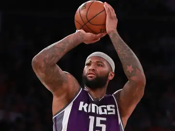 DeMarcus Cousins se dispone a lanzar a canasta DeMarcus Cousins se dispone a lanzar a canasta