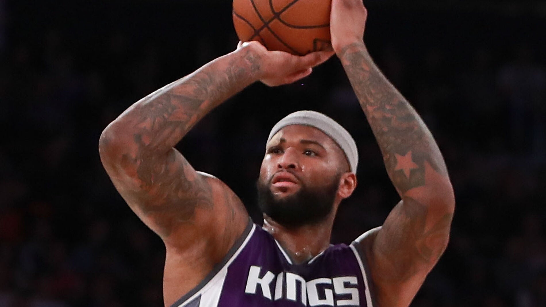 DeMarcus Cousins se dispone a lanzar a canasta